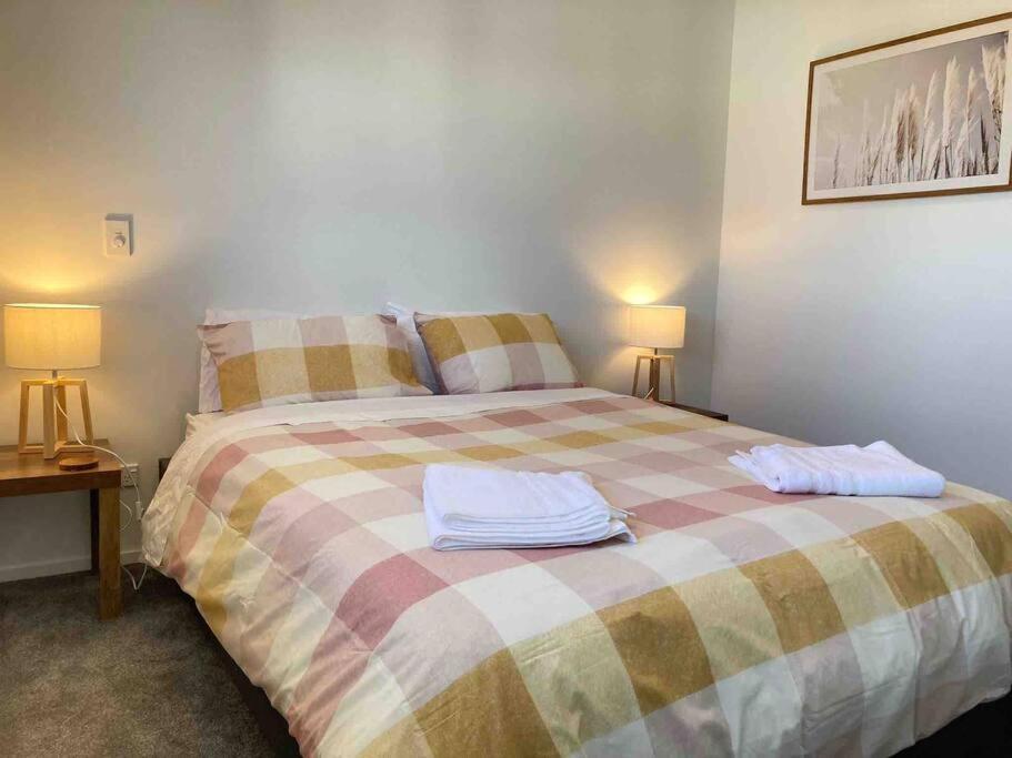 Cheerful 2 Bedroom Townhouse In Addington! ไครสต์เชิร์ช ภายนอก รูปภาพ